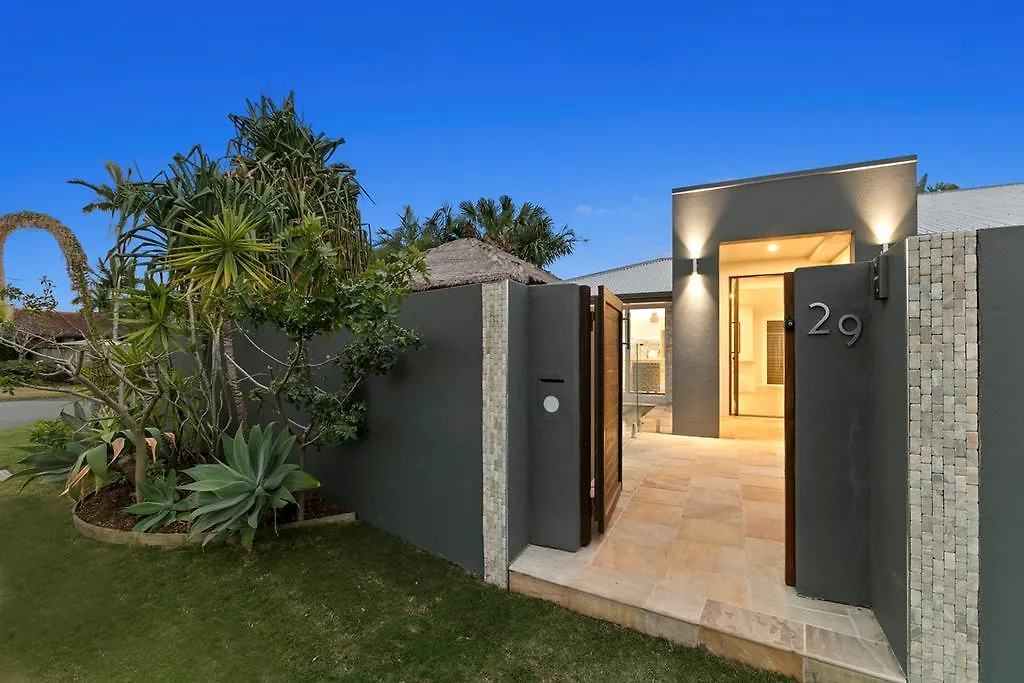 Carrothool 29 - 6 Bedroom Holiday Home On Canal With Pool Mooloolaba