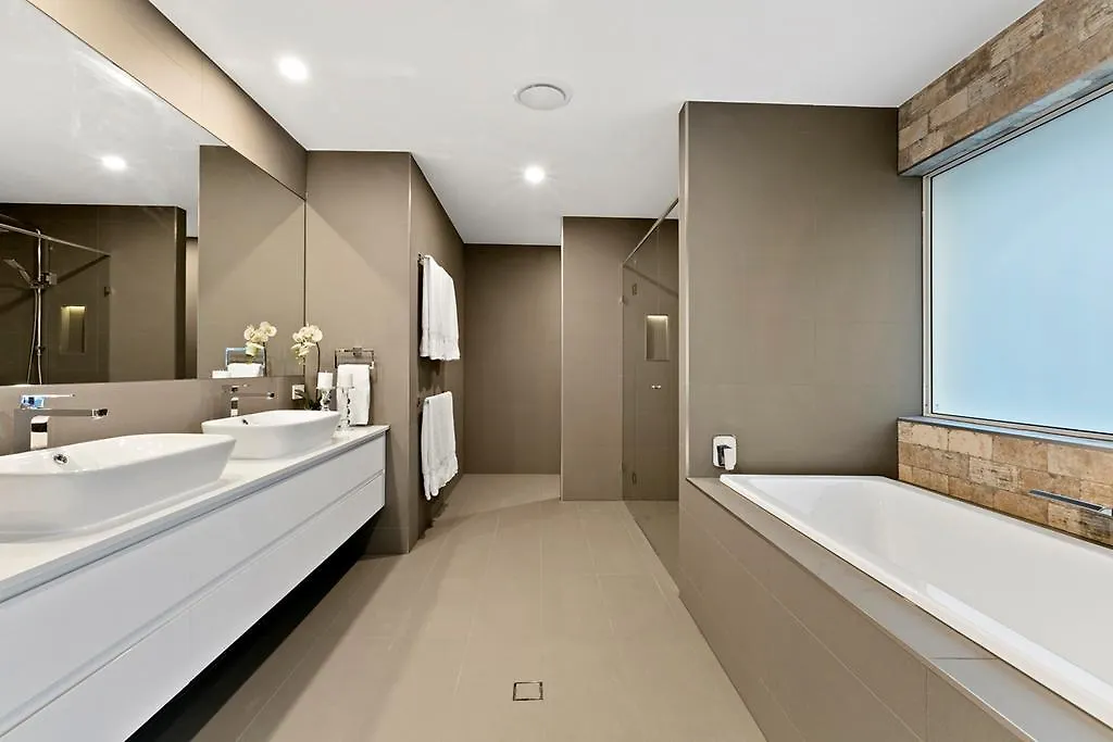 Carrothool 29 - 6 Bedroom Holiday Home On Canal With Pool Mooloolaba