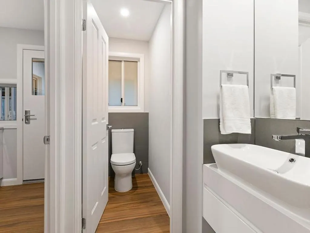 Carrothool 29 - 6 Bedroom Holiday Home On Canal With Pool Mooloolaba