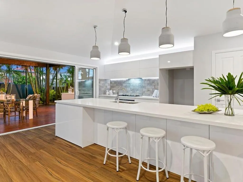 Carrothool 29 - 6 Bedroom Holiday Home On Canal With Pool Mooloolaba