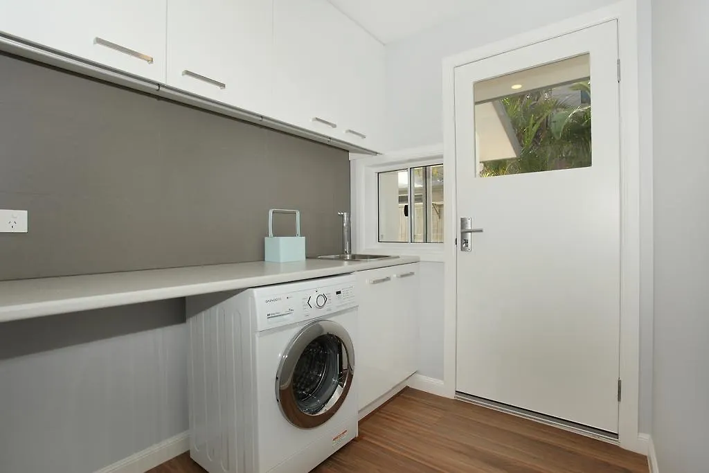 Carrothool 29 - 6 Bedroom Holiday Home On Canal With Pool Mooloolaba 0*,  Austrália