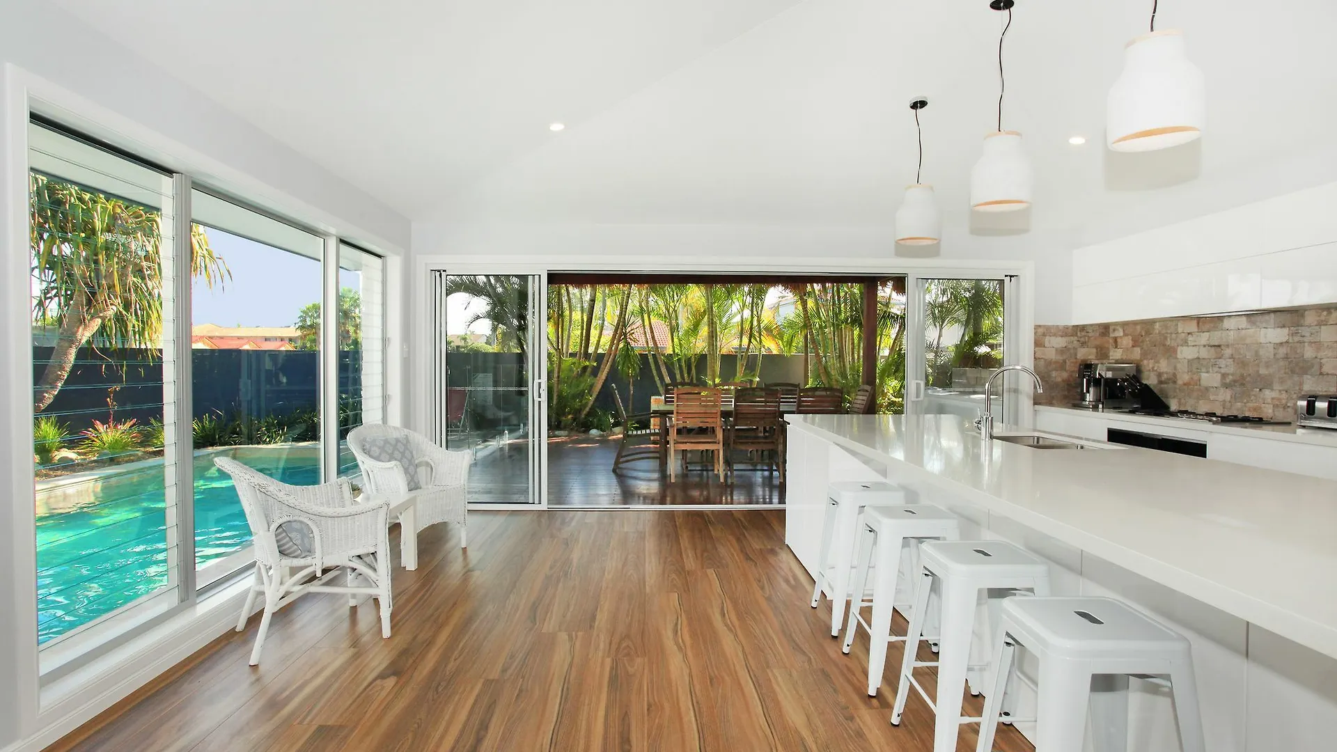 Carrothool 29 - 6 Bedroom Holiday Home On Canal With Pool Mooloolaba Austrália