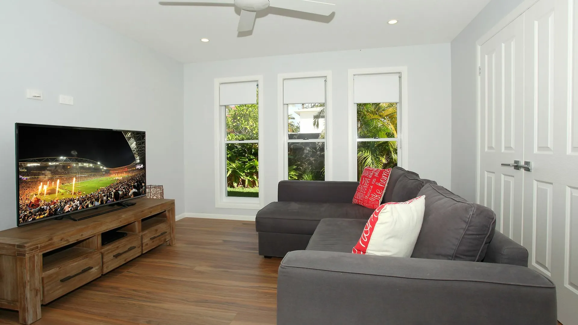 Carrothool 29 - 6 Bedroom Holiday Home On Canal With Pool Mooloolaba