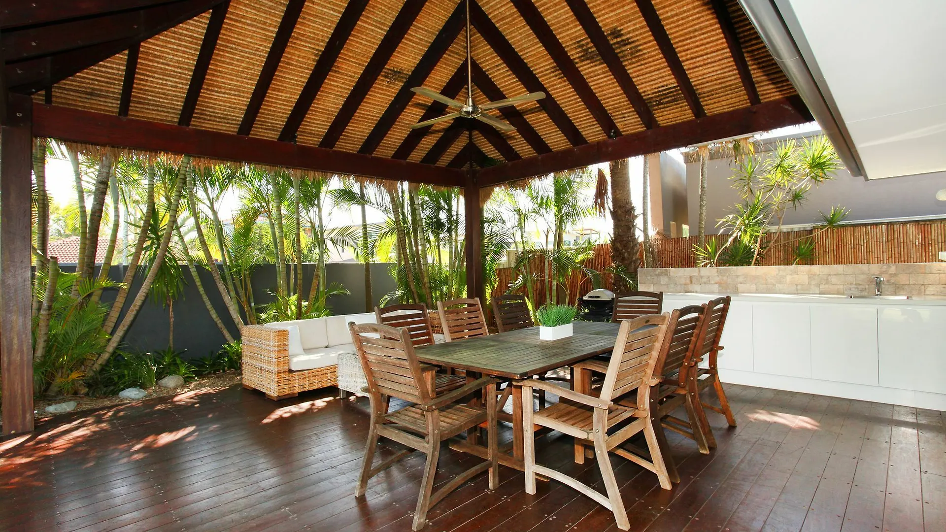 Carrothool 29 - 6 Bedroom Holiday Home On Canal With Pool Mooloolaba